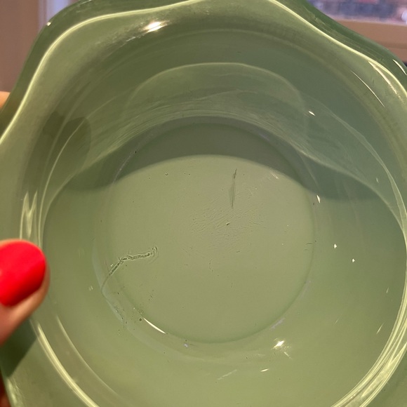 Vintage British Pyrex Scalloped Bowls in Green and Yellow - Picture 10 of 11